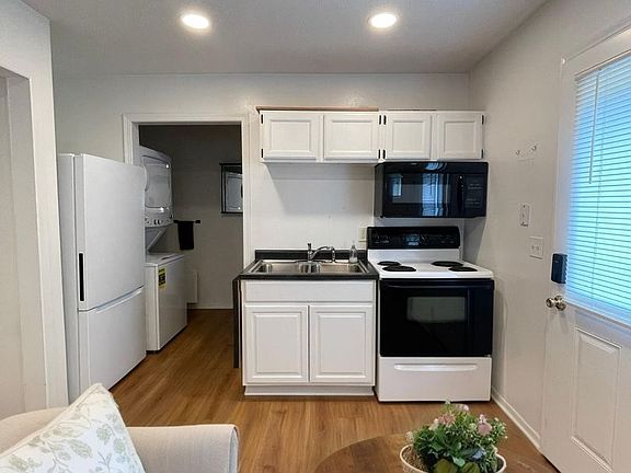 2nd image of 309 8th St Unit 3