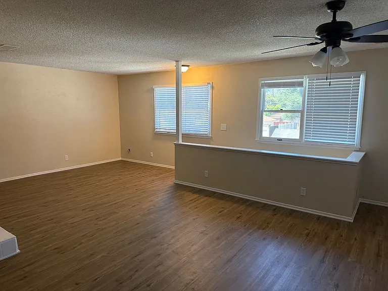 325 N Vermont Ave — Photo 9