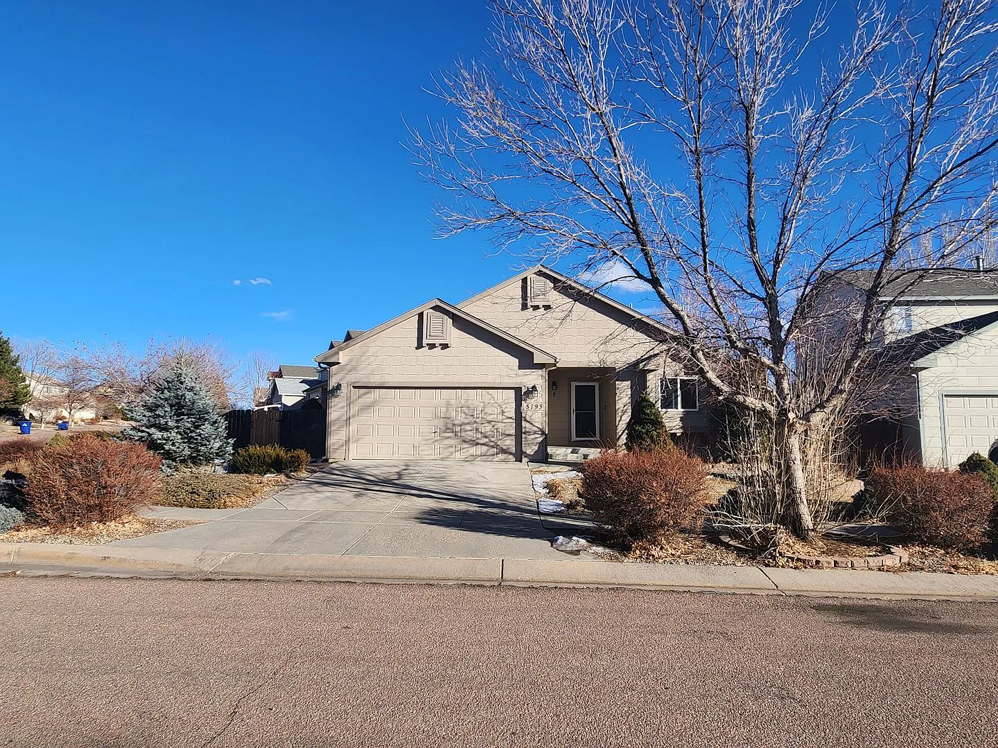 Spacious 4 Bedroom Ranch Style Home — Photo 3