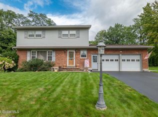 8 Gaslight Dr, Albany, NY 12205
