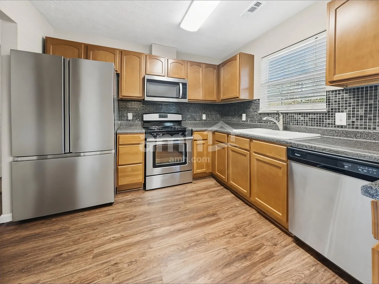 3 bed, 2.5 bath, 2010 sqft, $2,390 — Photo 3