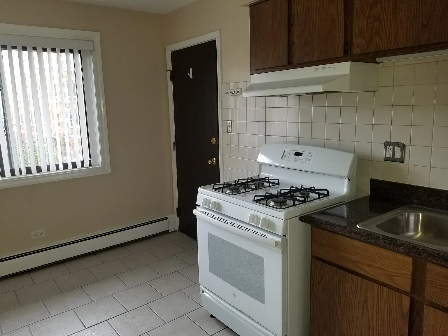 2 bed, 900 sqft, $1,650 — Photo 3