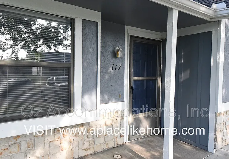 117 SE Greystone Dr — Photo 2