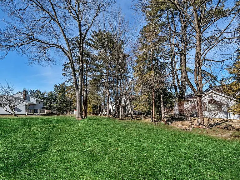 63 Susan Dr — Photo 30