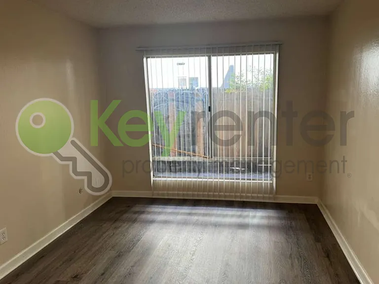 2515 H St #5 — Photo 8