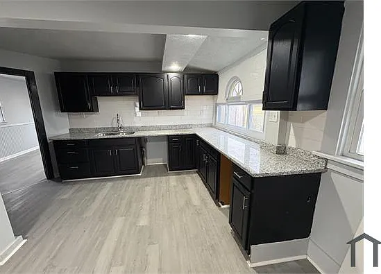5 bed, 1366 sqft, $2,890 — Photo 3