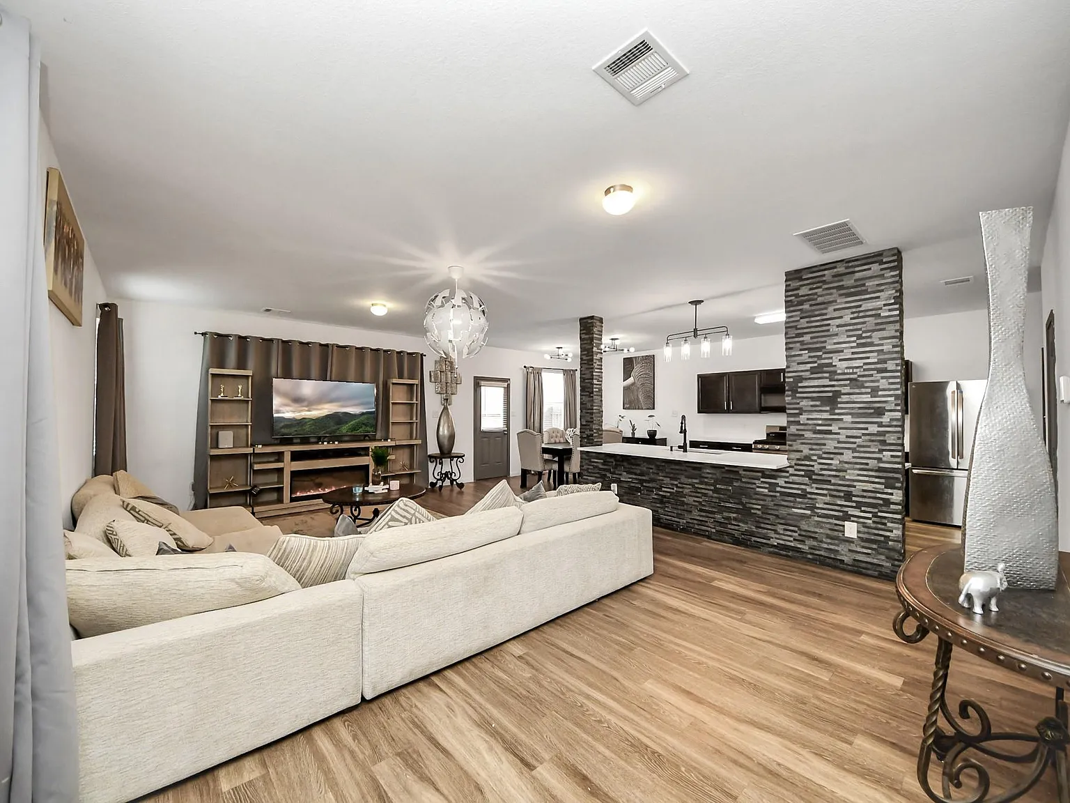 3 bed, 2.5 bath, 1854 sqft, $2,100 — Photo 2