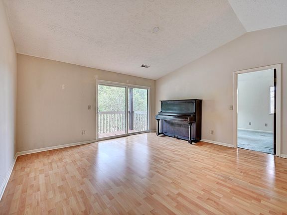 4th image of 72 View Terrace Dr Suite 9