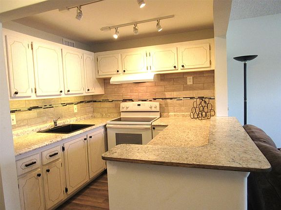 4th image of 409 Markham #409
