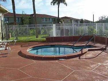 5th image of 821 Twin Lakes Dr