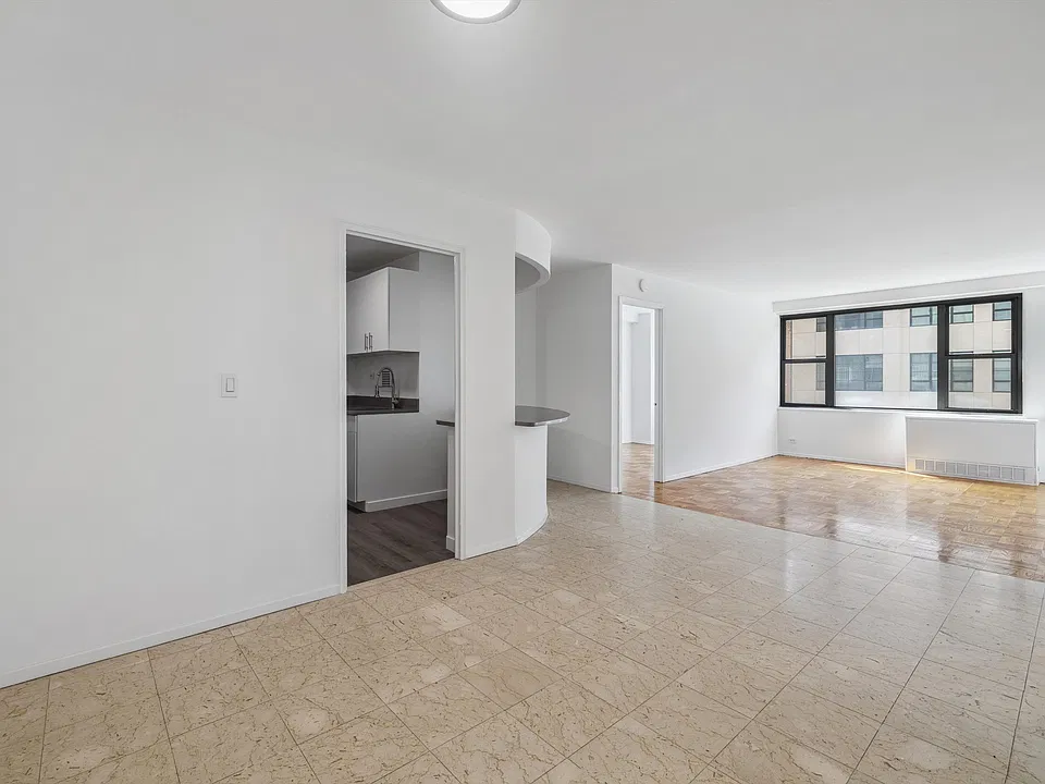 320 E 23rd St #4L