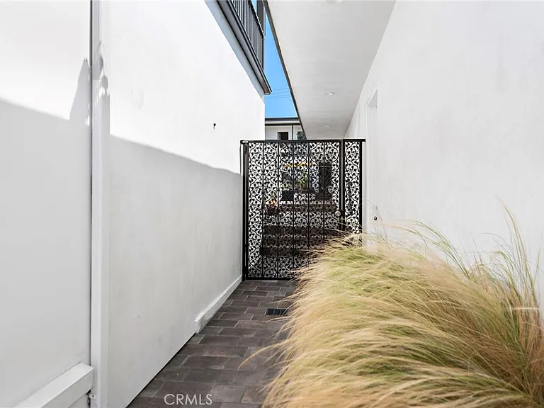 326 N Coast Hwy #D — Photo 2
