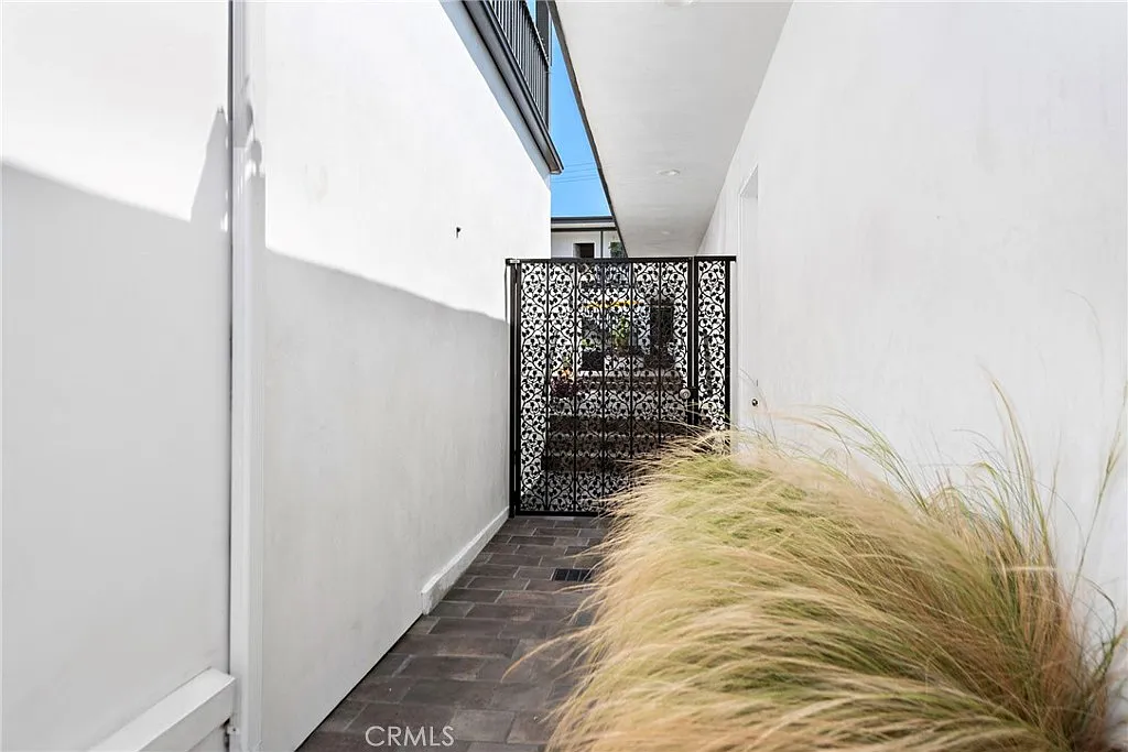 Building Photo - 326 N Coast Hwy #D