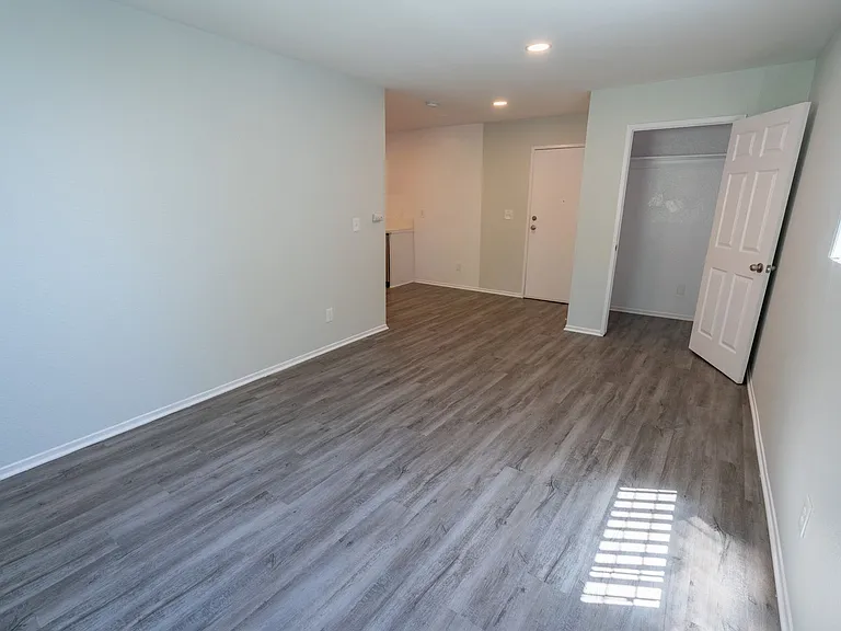 226 South Serrano — Photo 44