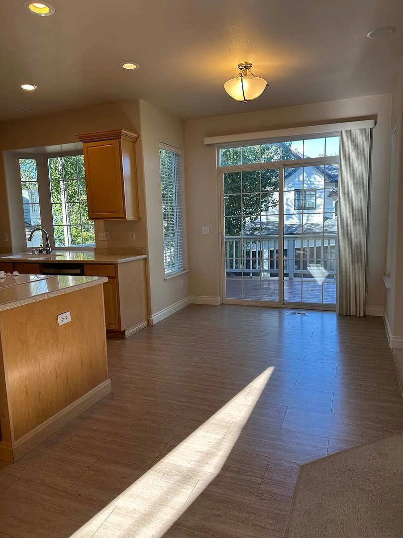 Single Family Home on the Hillside| 5 bed| 3.5BA| 3 Car Heated Garage| Views of inlet and mountains — Photo 4