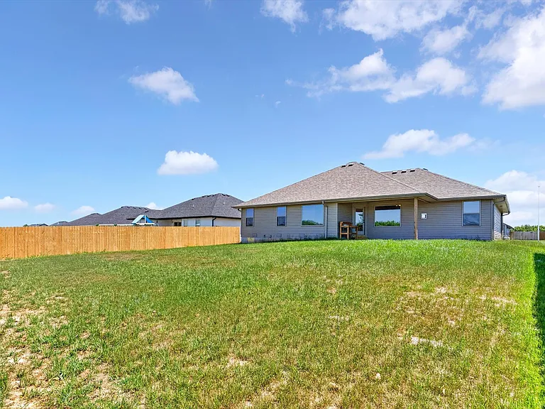 556 Spring Meadow Dr — Photo 28