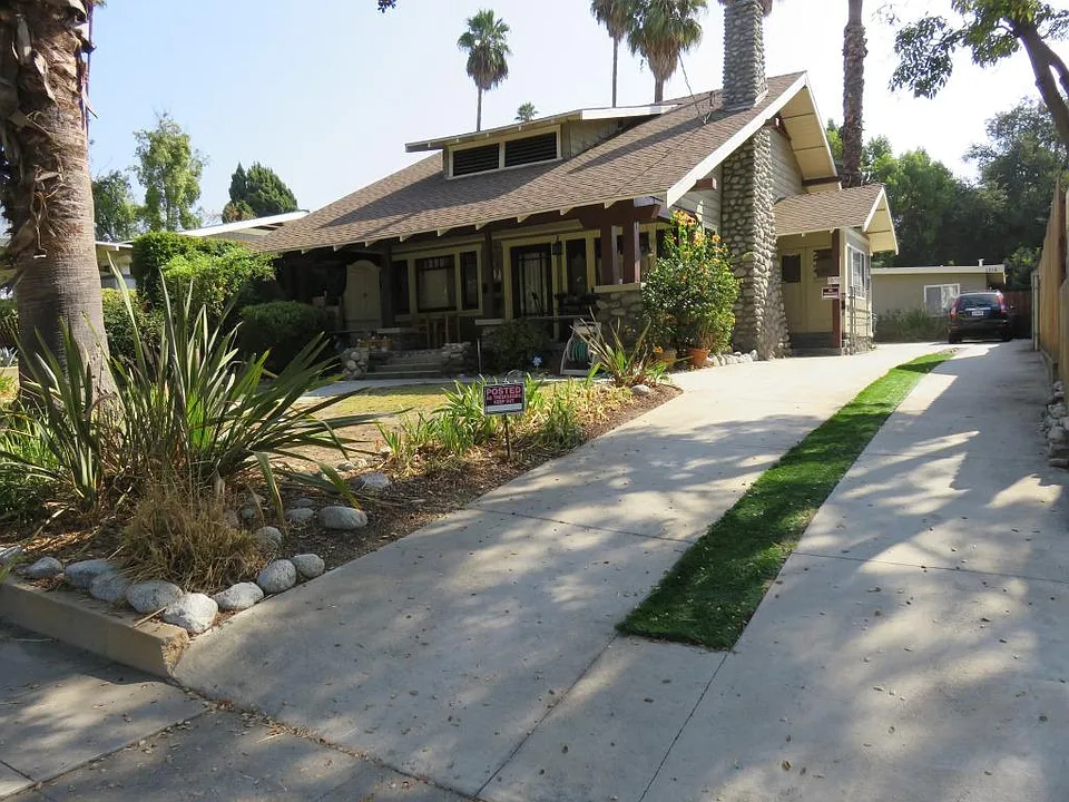 View is front of premises from Mar Vista Avenue.