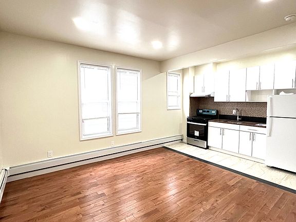 4th image of 2645 E 18th St #1R