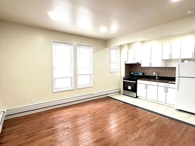 2645 E 18th St #1R — Photo 4