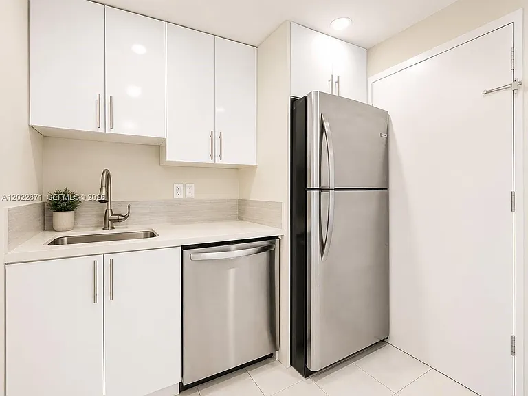 2899 Collins Ave #1042 — Photo 7