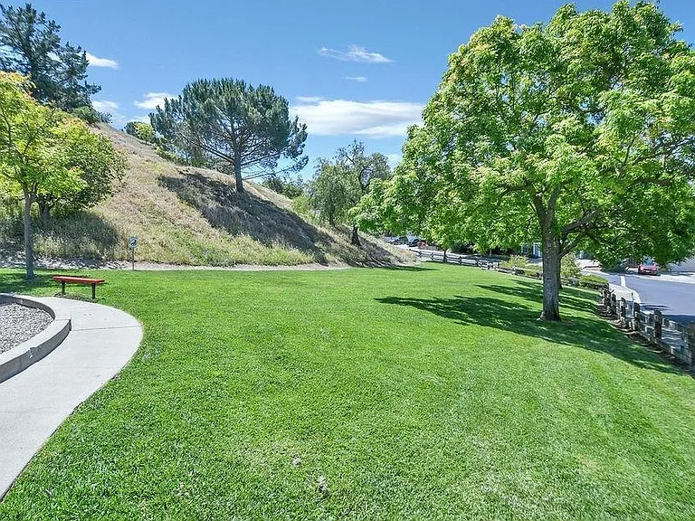 2200 Forsythia Way — Photo 29