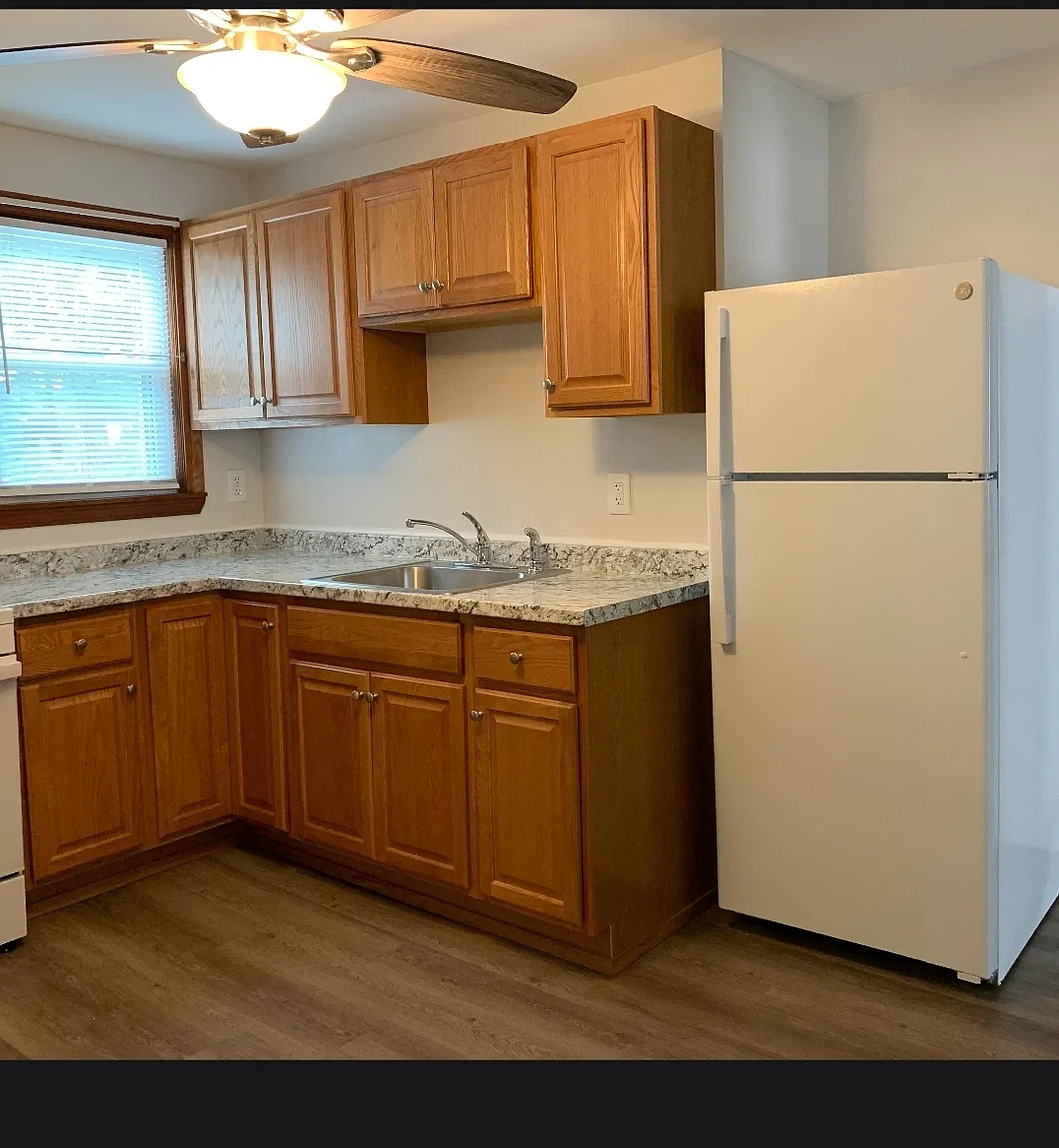 2 bed, 1.0 bath, 1200 sqft, $1,600 — Photo 2