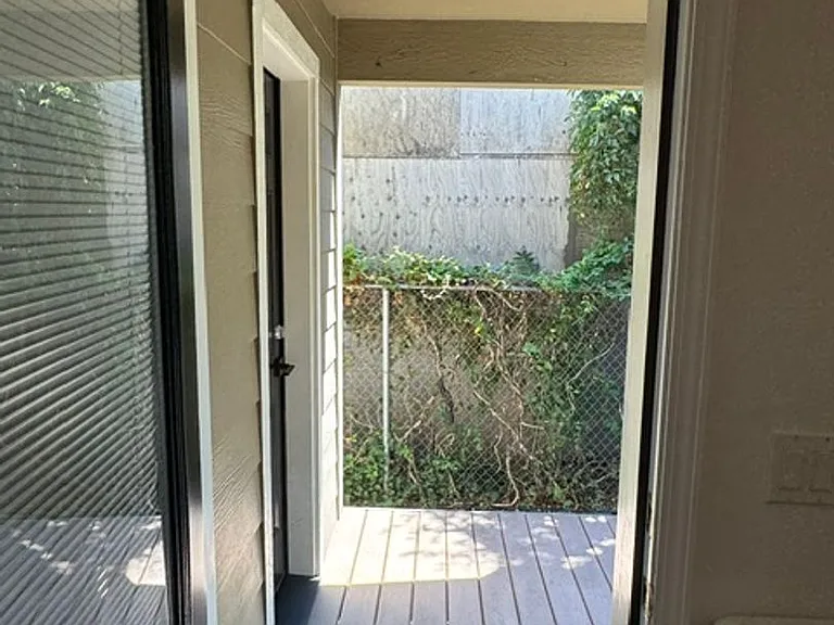 327 Mary St — Photo 9