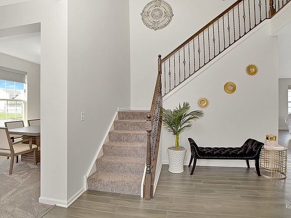 2 Story entrance with high ceilings - staircase le