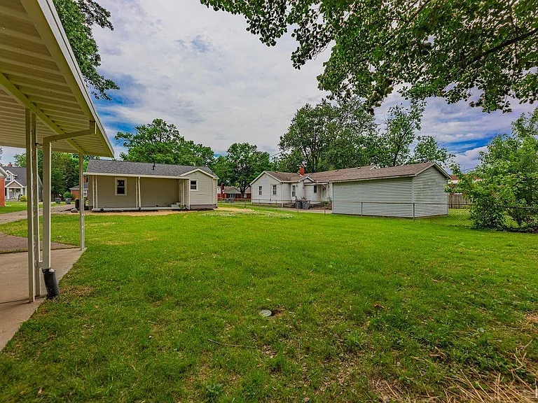 1628 E Blackford Ave — Photo 26