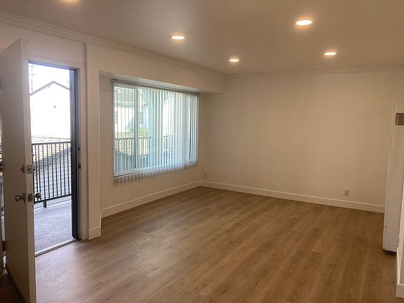 5th image of 924 Gaviota Ave Unit 201