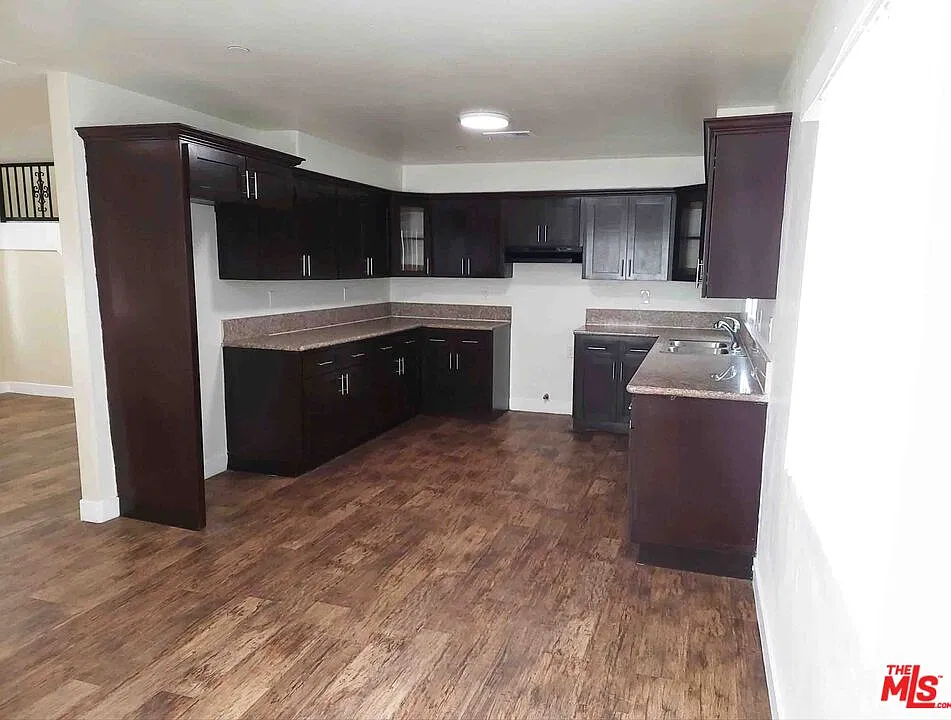 5 bed, 3.5 bath, 2000 sqft, $4,850 — Photo 2