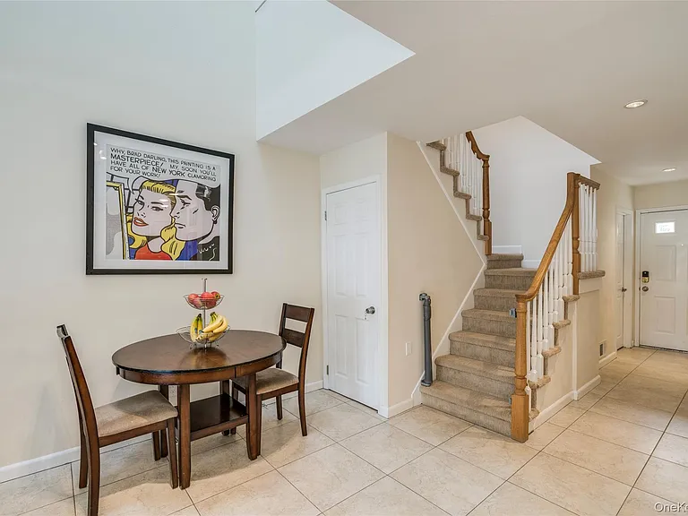 100 Woodlake Dr W — Photo 2