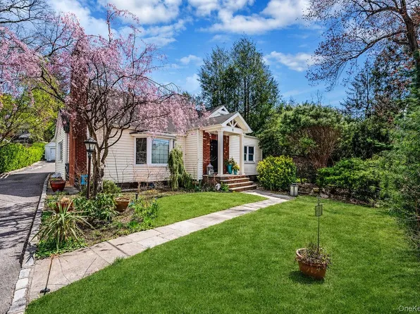 11 Edgewood Avenue, Glen Head, NY 11545