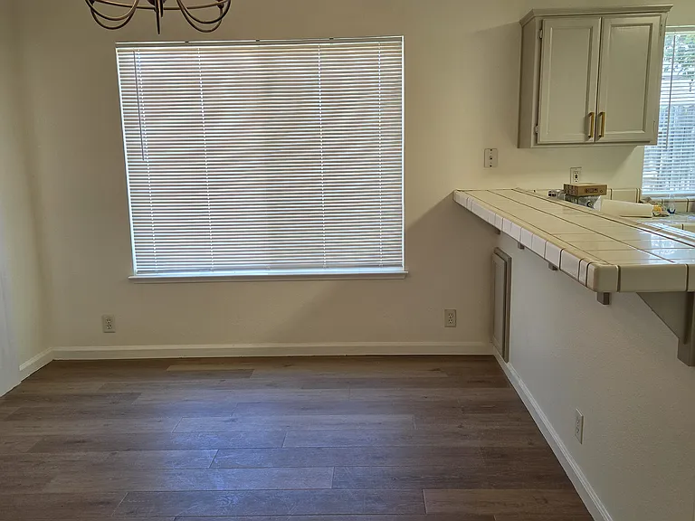 1009 Southampton Dr — Photo 4