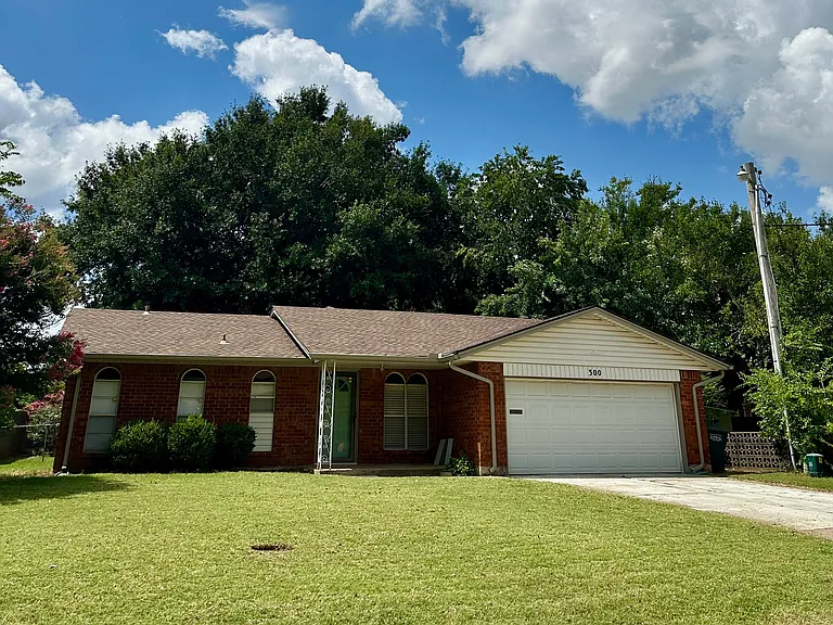 300 Brentwood Dr — Photo 1