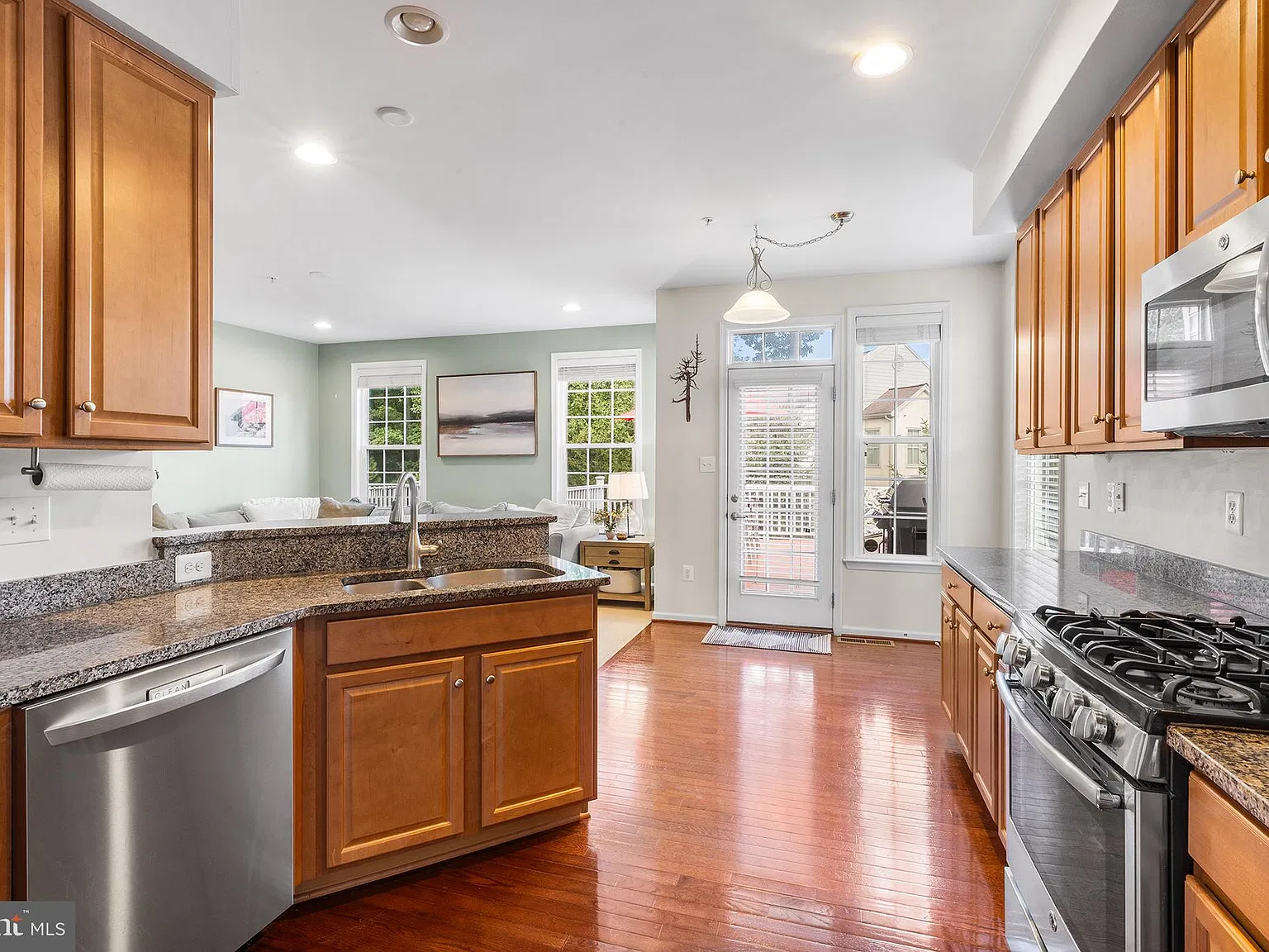 4 bed, 2.5 bath, 2231 sqft, $3,350 — Photo 4