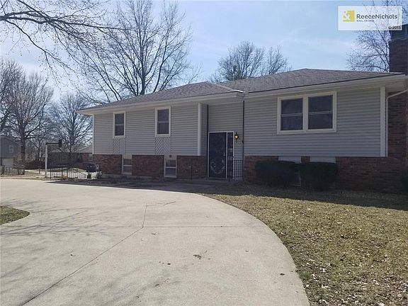 Full circle drive. House has vinyl siding