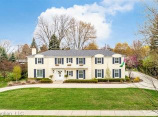 562 Sunningdale Dr, Grosse Pointe Woods, MI 48236