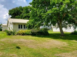 5545 W Diamond Lake Rd, Wawaka, IN 46794
