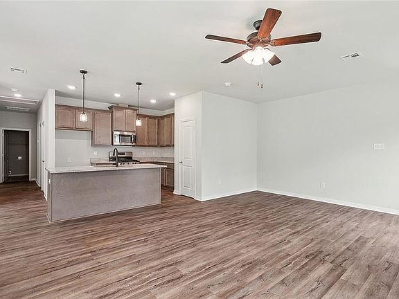 5th image of 836 Dandelion Dr