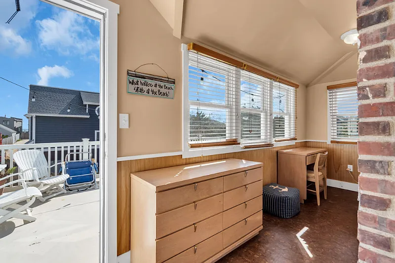 Winter Rental Through April - Ocean Ave ! - 3BR - 1BA - Parking Included — Photo 4