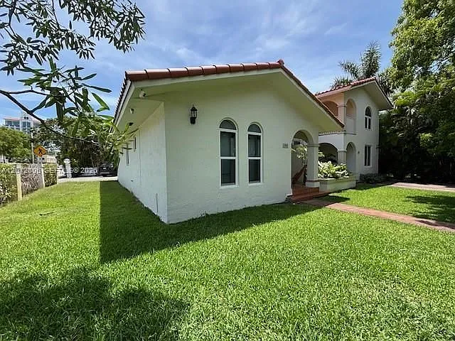 3 bed, 2.0 bath, 2000 sqft, $4,700 — Photo 1