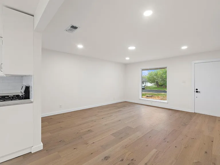 902 Warrington Dr — Photo 4