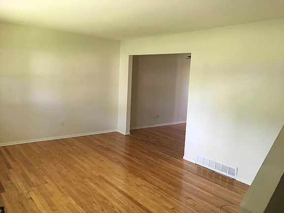 3rd image of 96 E Poplar Dr