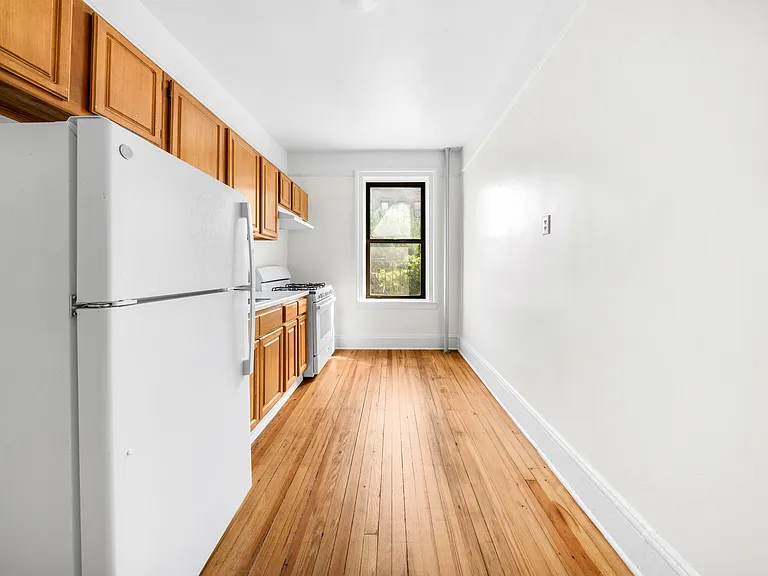 22-06 38th St #2H — Photo 2