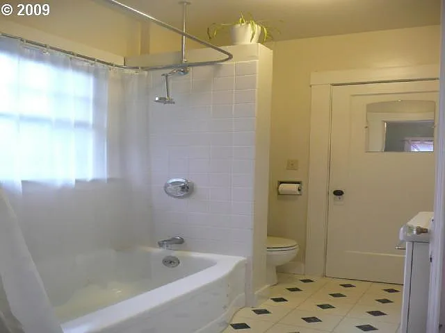 "Jack and Jill" bathroom with two doors, connecting both bedrooms