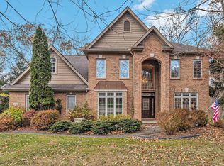 8022 Alta Vista Dr, Pinckney, MI
