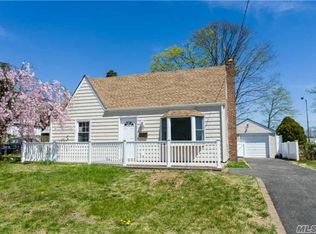 55 Park Cir S, Farmingdale, NY 11735
