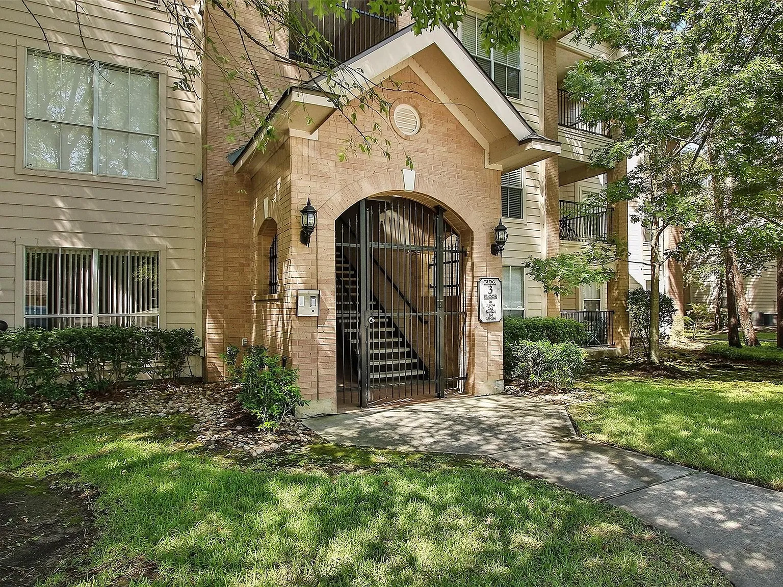 2 bed, 2.0 bath, 1200 sqft, $1,900 — Photo 4