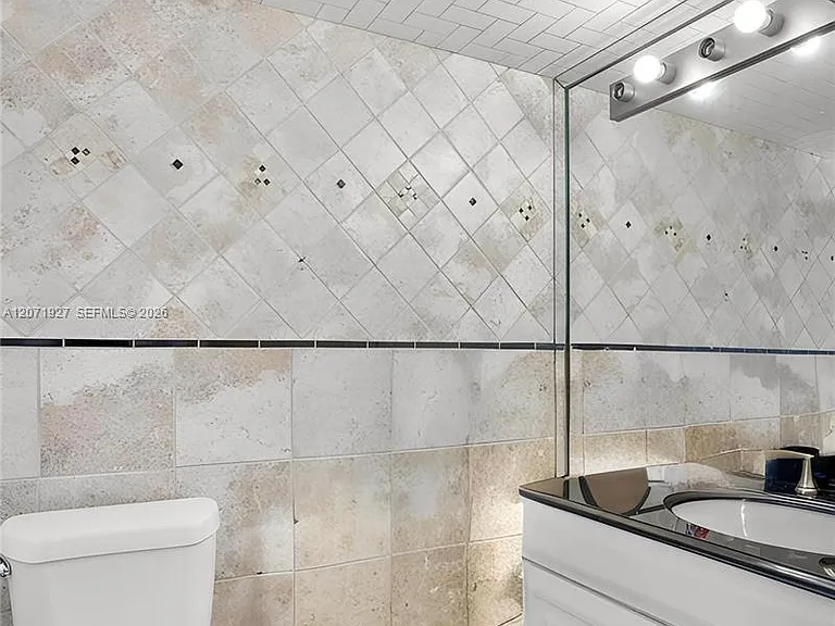 180 NE 12th Ave #18 — Photo 5